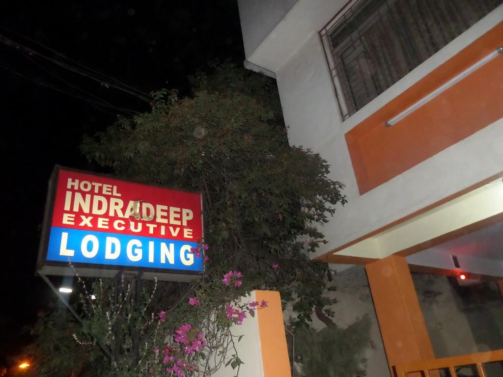 Indradeep Executive Hotel Аурангабад Екстериор снимка